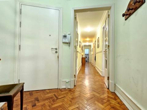 Apartamento T4+1, junto à Gulbenkian, nas Avenidas Novas, em Lisboa