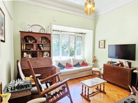 Apartamento T4+1, junto à Gulbenkian, nas Avenidas Novas, em Lisboa