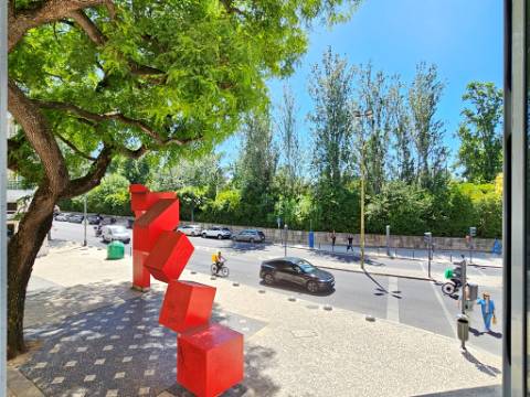 Apartamento T4+1, junto à Gulbenkian, nas Avenidas Novas, em Lisboa