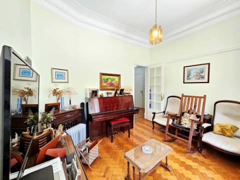 Apartamento T4+1, junto à Gulbenkian, nas Avenidas Novas, em Lisboa