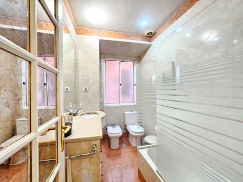 Apartamento T4+1, junto à Gulbenkian, nas Avenidas Novas, em Lisboa