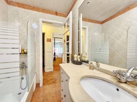 Apartamento T4+1, junto à Gulbenkian, nas Avenidas Novas, em Lisboa