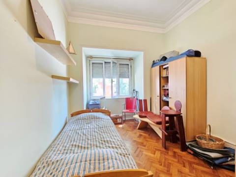 Apartamento T4+1, junto à Gulbenkian, nas Avenidas Novas, em Lisboa