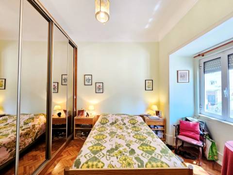 Apartamento T4+1, junto à Gulbenkian, nas Avenidas Novas, em Lisboa