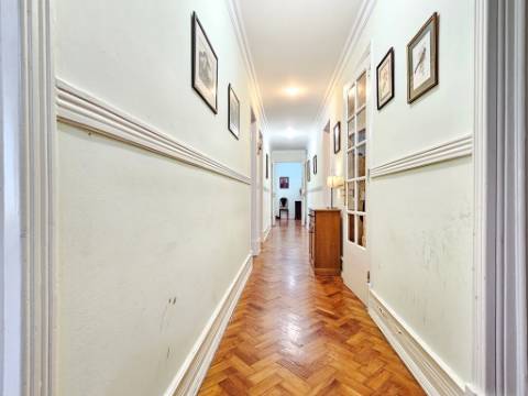 Apartamento T4+1, junto à Gulbenkian, nas Avenidas Novas, em Lisboa