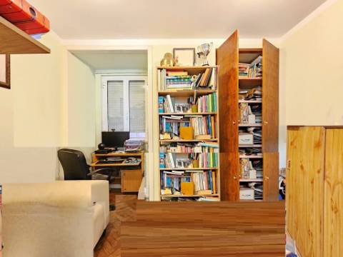 Apartamento T4+1, junto à Gulbenkian, nas Avenidas Novas, em Lisboa