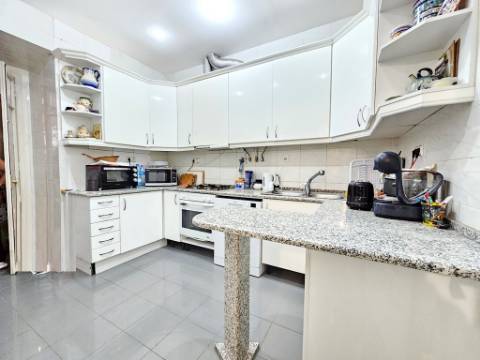 Apartamento T4+1, junto à Gulbenkian, nas Avenidas Novas, em Lisboa