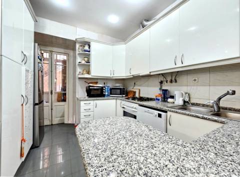 Apartamento T4+1, junto à Gulbenkian, nas Avenidas Novas, em Lisboa