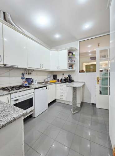 Apartamento T4+1, junto à Gulbenkian, nas Avenidas Novas, em Lisboa