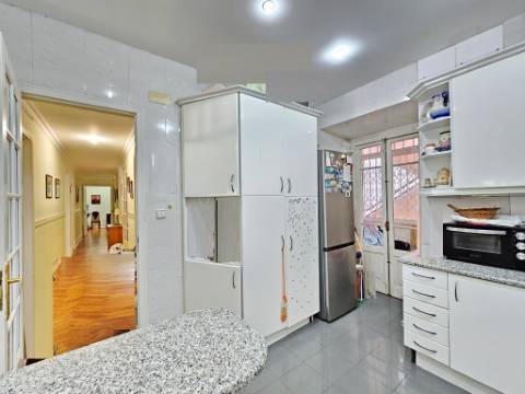 Apartamento T4+1, junto à Gulbenkian, nas Avenidas Novas, em Lisboa