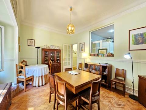 Apartamento T4+1, junto à Gulbenkian, nas Avenidas Novas, em Lisboa