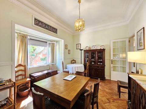 Apartamento T4+1, junto à Gulbenkian, nas Avenidas Novas, em Lisboa