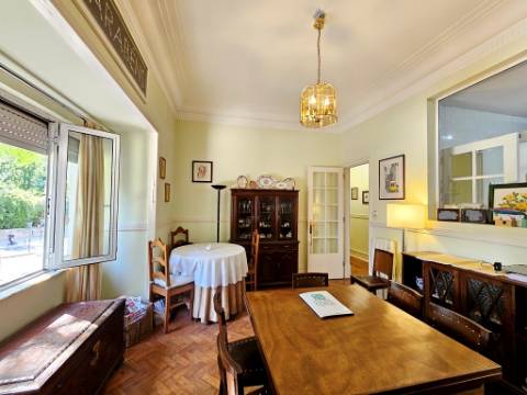 Apartamento T4+1, junto à Gulbenkian, nas Avenidas Novas, em Lisboa