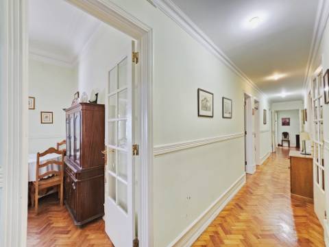 Apartamento T4+1, junto à Gulbenkian, nas Avenidas Novas, em Lisboa