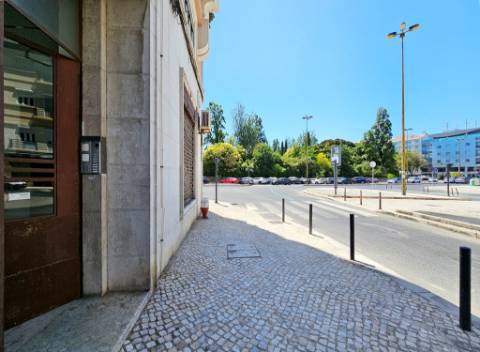 Apartamento T4+1, junto à Gulbenkian, nas Avenidas Novas, em Lisboa