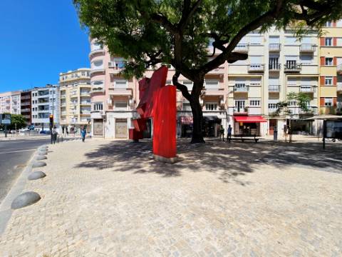 Apartamento T4+1, junto à Gulbenkian, nas Avenidas Novas, em Lisboa