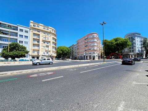 Apartamento T4+1, junto à Gulbenkian, nas Avenidas Novas, em Lisboa