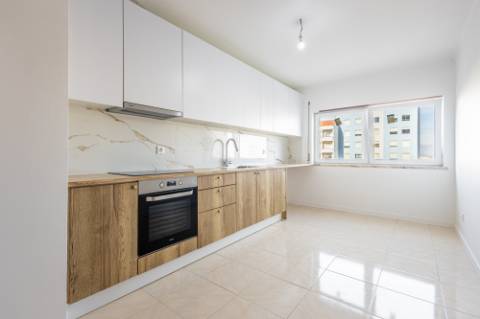 Apartamento T3 com 1 Lugar de Estacionamento - São Domingos, Santarém