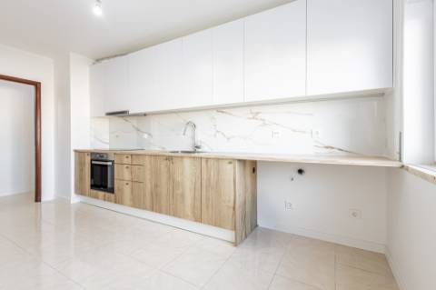 Apartamento T3 com 1 Lugar de Estacionamento - São Domingos, Santarém