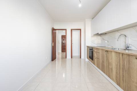 Apartamento T3 com 1 Lugar de Estacionamento - São Domingos, Santarém