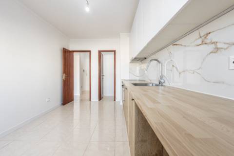 Apartamento T3 com 1 Lugar de Estacionamento - São Domingos, Santarém