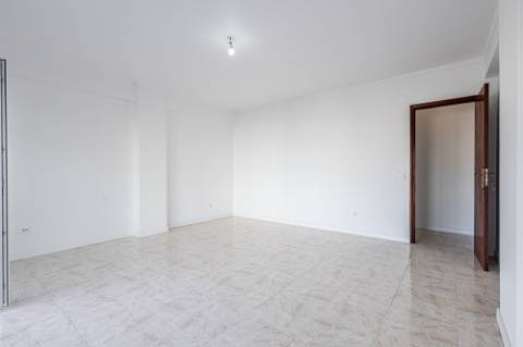 Apartamento T3 com 1 Lugar de Estacionamento - São Domingos, Santarém