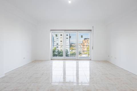 Apartamento T3 com 1 Lugar de Estacionamento - São Domingos, Santarém