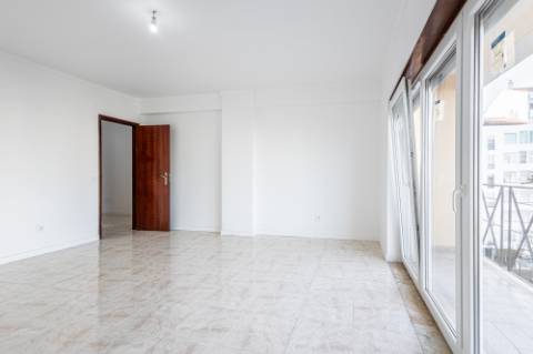 Apartamento T3 com 1 Lugar de Estacionamento - São Domingos, Santarém