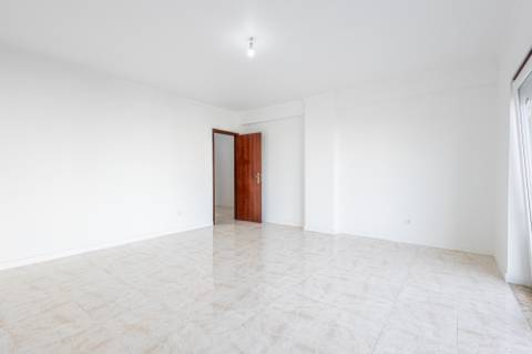 Apartamento T3 com 1 Lugar de Estacionamento - São Domingos, Santarém