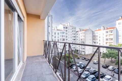 Apartamento T3 com 1 Lugar de Estacionamento - São Domingos, Santarém