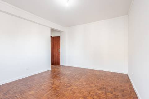 Apartamento T3 com 1 Lugar de Estacionamento - São Domingos, Santarém