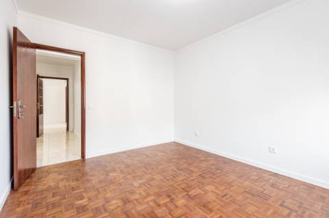 Apartamento T3 com 1 Lugar de Estacionamento - São Domingos, Santarém