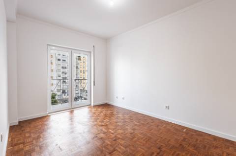 Apartamento T3 com 1 Lugar de Estacionamento - São Domingos, Santarém