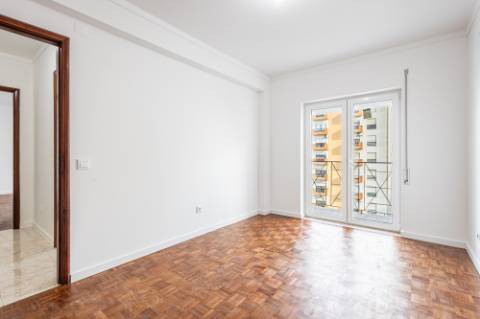 Apartamento T3 com 1 Lugar de Estacionamento - São Domingos, Santarém