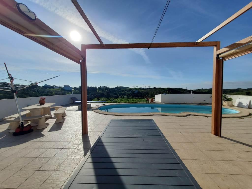 Moradia com Piscina e Amplo Terreno na Serra de Tavira.