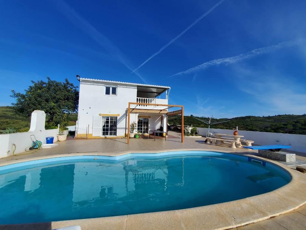 Moradia com Piscina e Amplo Terreno na Serra de Tavira.