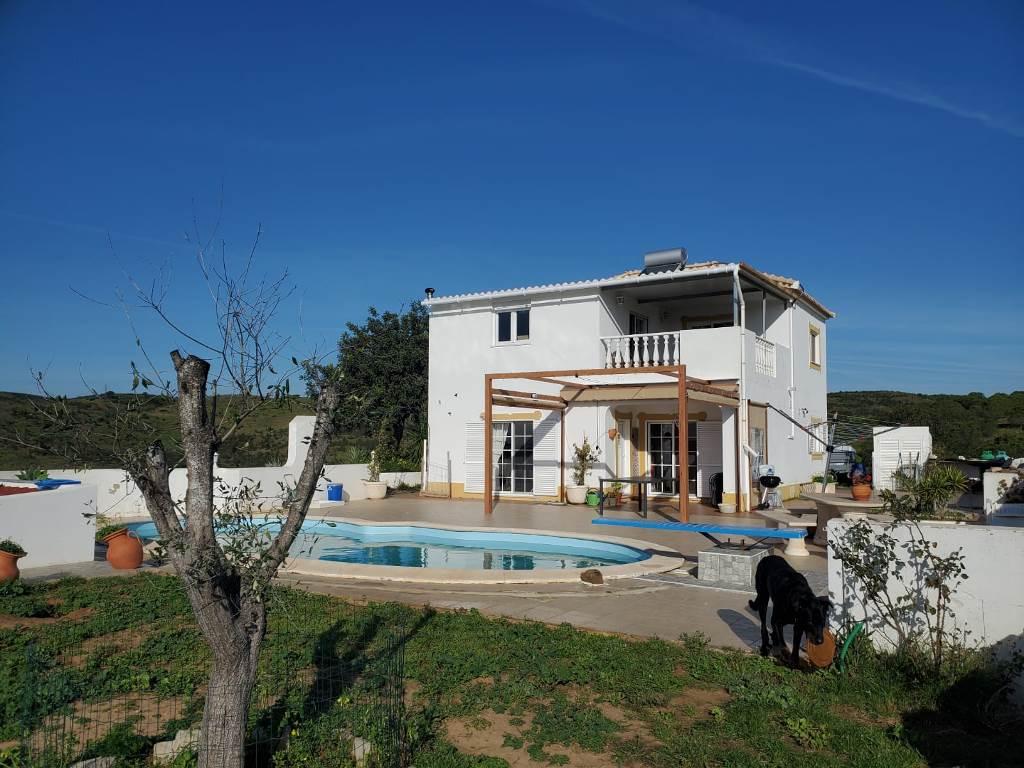 Moradia com Piscina e Amplo Terreno na Serra de Tavira.