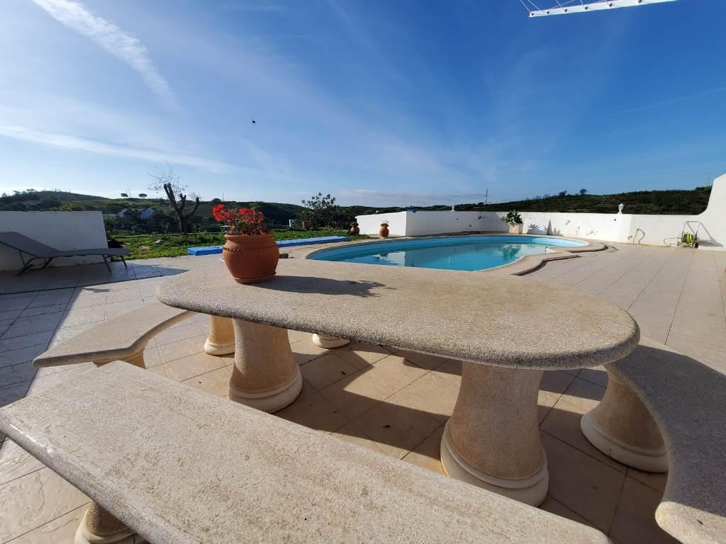 Moradia com Piscina e Amplo Terreno na Serra de Tavira.