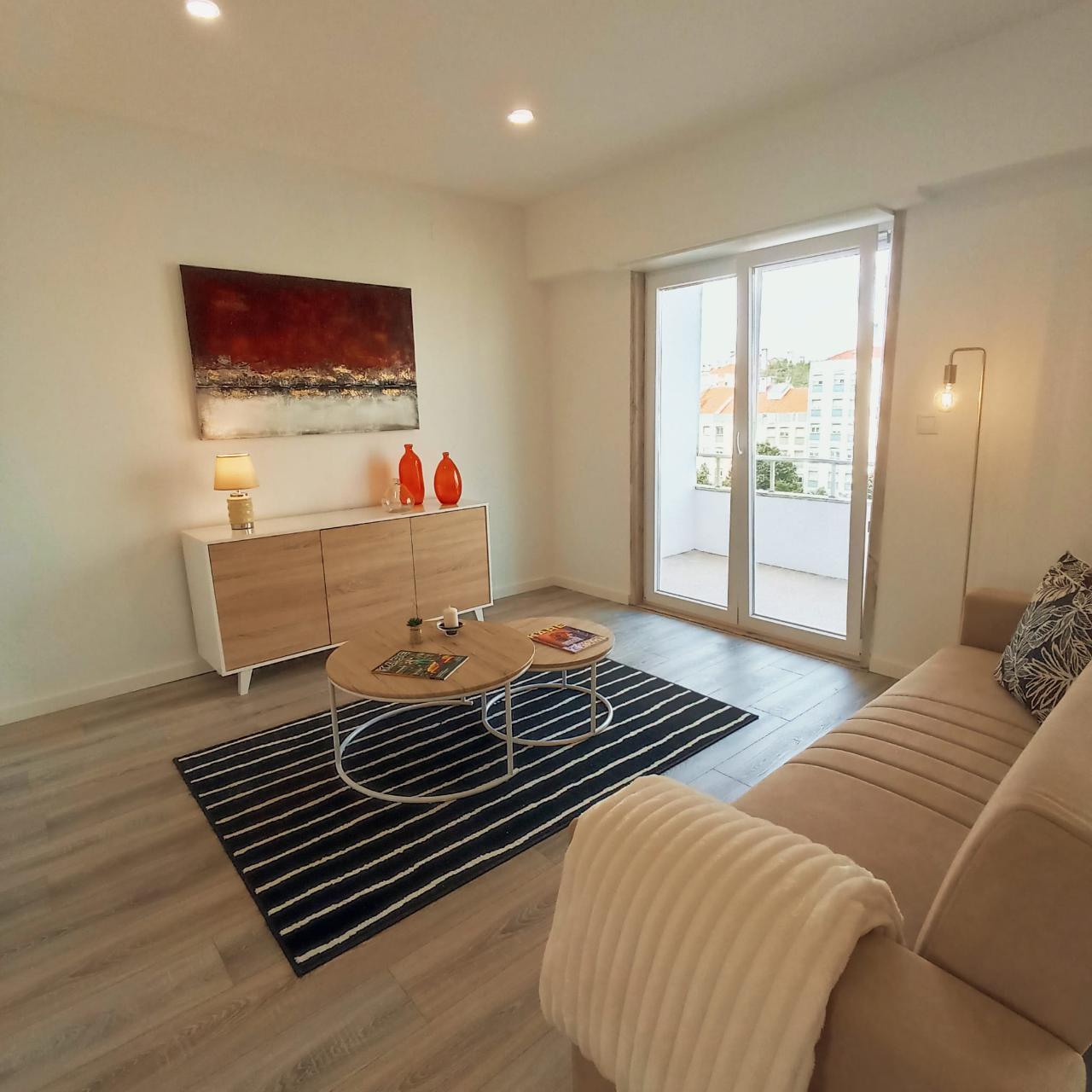 Apartamento T3 c/ garagem - totalmente remodelado, em Benfica - Lisboa