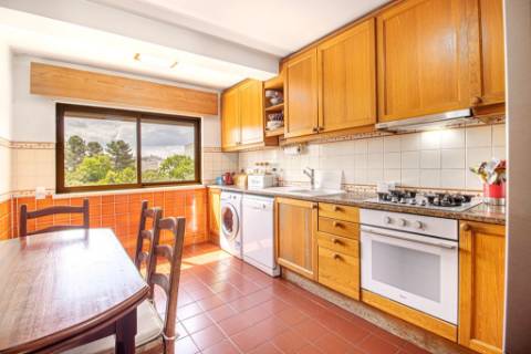 Espaçoso apartamento T4, terraço e parqueamento, em Alvalade, Lisboa