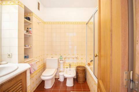 Espaçoso apartamento T4, terraço e parqueamento, em Alvalade, Lisboa