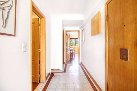 Espaçoso apartamento T4, terraço e parqueamento, em Alvalade, Lisboa