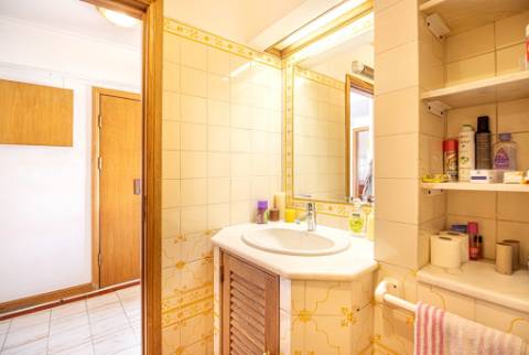 Espaçoso apartamento T4, terraço e parqueamento, em Alvalade, Lisboa