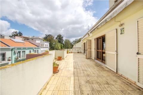 Espaçoso apartamento T4, terraço e parqueamento, em Alvalade, Lisboa