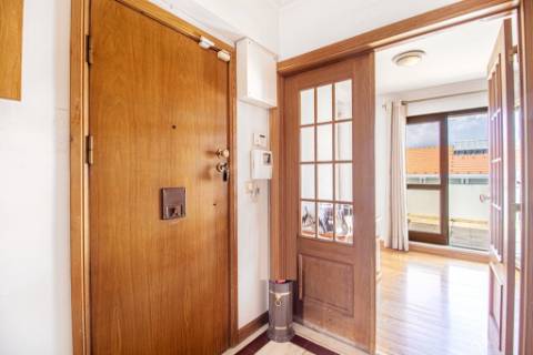 Espaçoso apartamento T4, terraço e parqueamento, em Alvalade, Lisboa