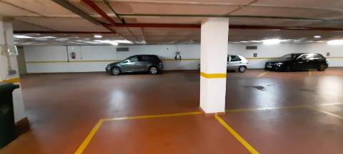 Espaçoso apartamento T4, terraço e parqueamento, em Alvalade, Lisboa