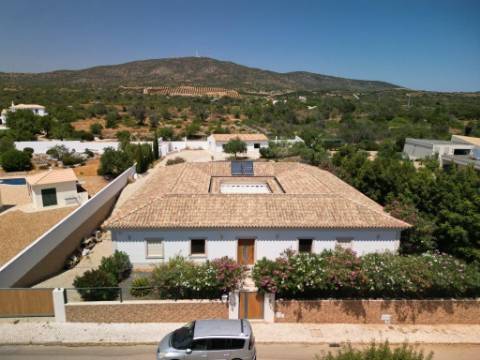 Moradia com piscina e jardim, na Urbanização Cerro Azul, em Quelfes - Olhão