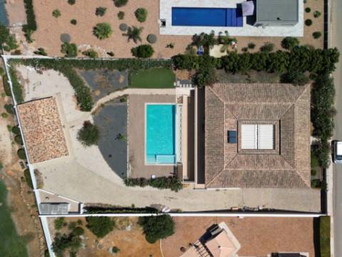 Moradia com piscina e jardim, na Urbanização Cerro Azul, em Quelfes - Olhão
