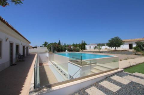Moradia com piscina e jardim, na Urbanização Cerro Azul, em Quelfes - Olhão
