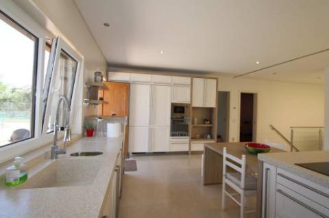 Moradia com piscina e jardim, na Urbanização Cerro Azul, em Quelfes - Olhão